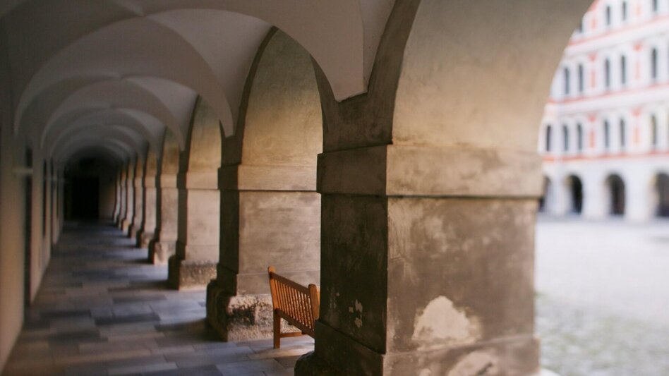 Grazer Priesterseminar – Arkadengang im Innenhof | © Graz Tourismus | Harry Schiffer