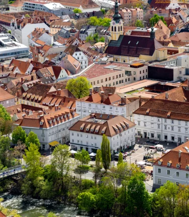 Graz Altstadt vom Schlossberg mit Murinsel und Franziskanerkirche | © Graz Tourismus | Harry Schiffer