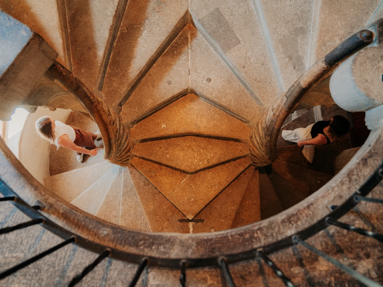 Doppelwendeltreppe in der Grazer Burg mit gegenläufigen Stufen und Blick nach oben