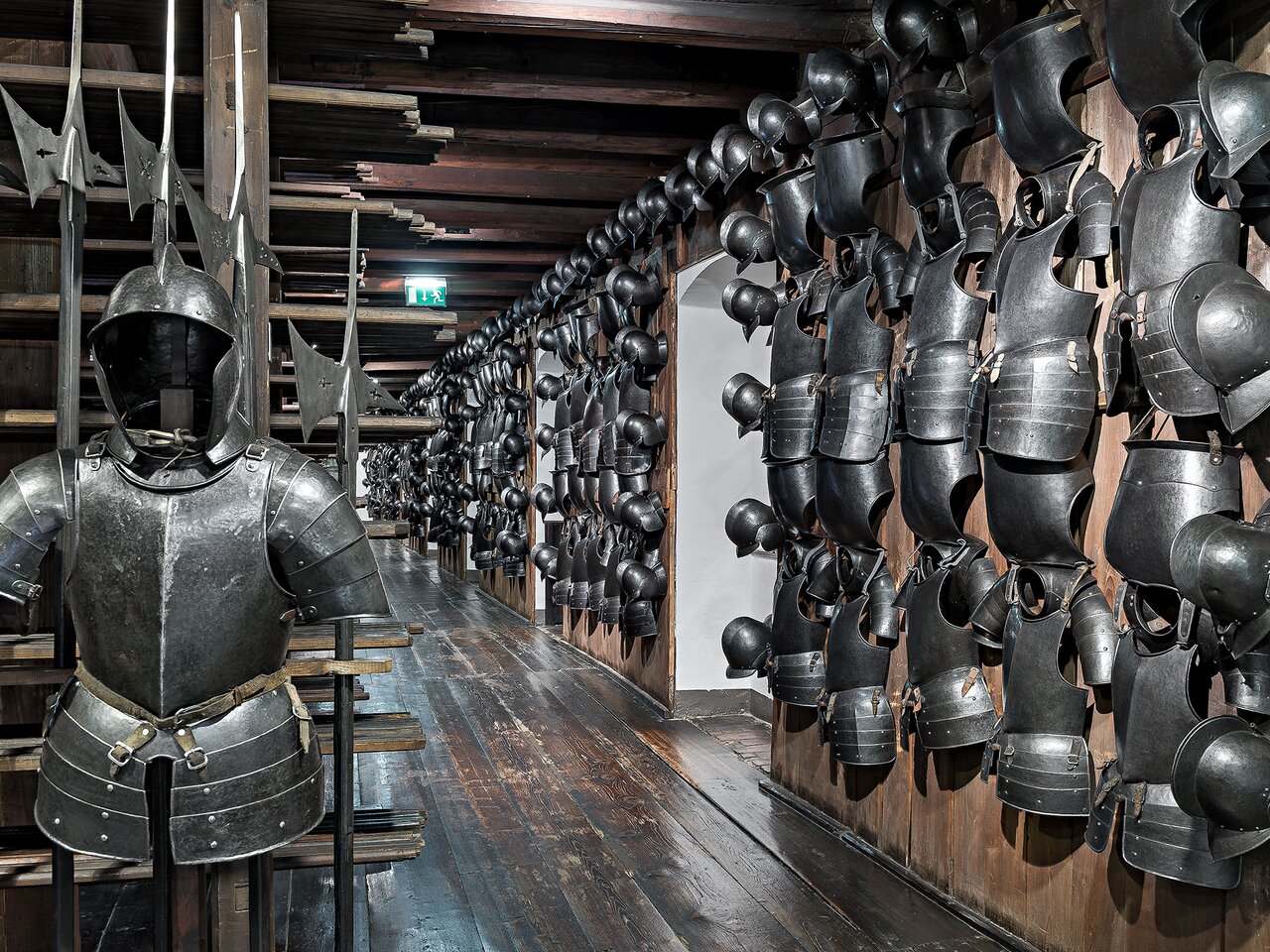 Blick in das Landeszeughaus Graz mit dicht angeordneter historischer Waffensammlung