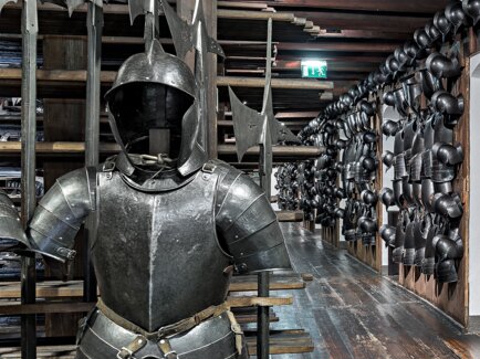 Blick in das Landeszeughaus Graz mit dicht angeordneter historischer Waffensammlung