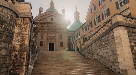 Mausoleum und Dom in Graz mit Aufgang und barocker Architektur | © Region Graz | studio draussen