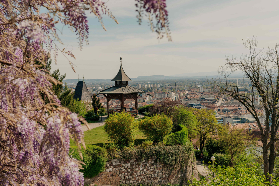 Frühling am Schlossberg mit Blick über Graz | © Region Graz | studio draussen