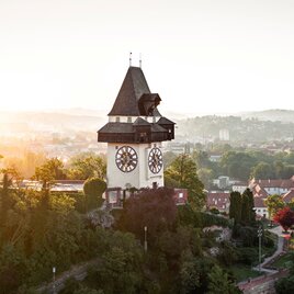 Grazer Uhrturm auf dem Schlossberg mit Blick über die Altstadt im Abendlicht