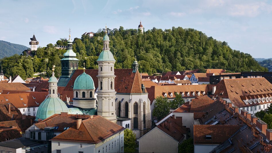 Blick auf die Grazer Stadtkrone mit Dom und Mausoleum, dahinter der Schlossberg