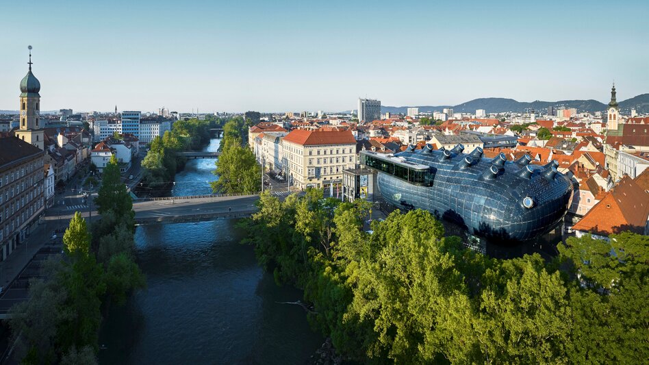 lick auf das Kunsthaus Graz, die Mur und die Dächer der Altstadt.