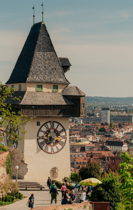 Grazer Uhrturm am Schlossberg mit Blick über die Altstadt | © TV Region Graz | studio draussen