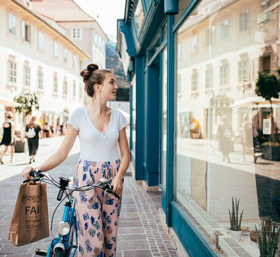 Shopping in Graz – Mariahilfer Straße mit Blick zum Kunsthaus | © Graz Tourismus