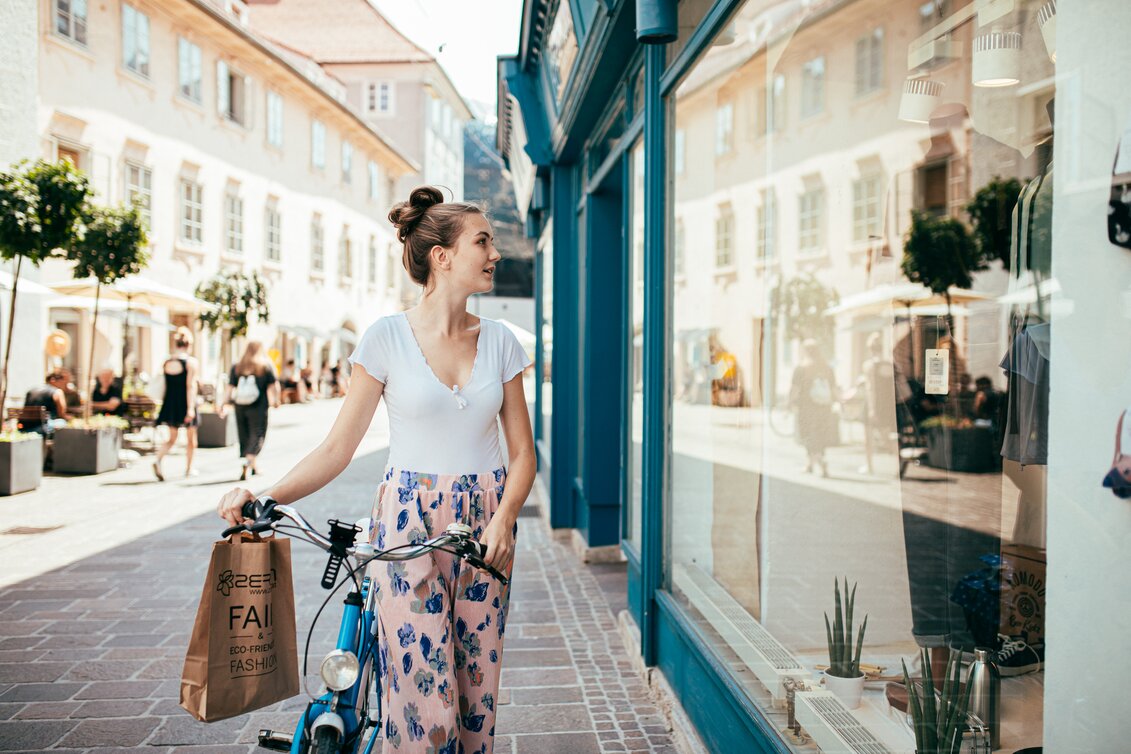 Shopping in Graz – Mariahilfer Straße mit Blick zum Kunsthaus | © Graz Tourismus