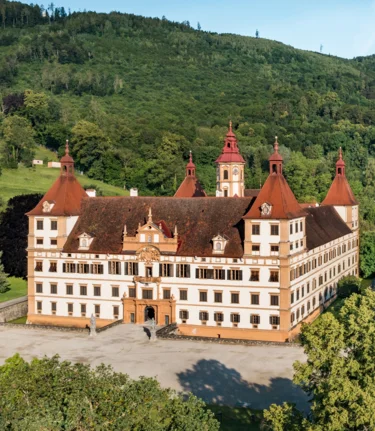 Schloss Eggenberg in Graz mit Schlosspark und Hügelkulisse | © Graz Tourismus | Mias Photoart