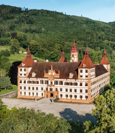 Schloss Eggenberg in Graz mit Schlosspark und Hügelkulisse | © Graz Tourismus | Mias Photoart