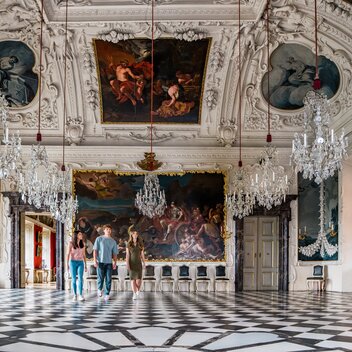 Prunkraum in Schloss Eggenberg in Graz mit Deckenmalerei und Kronleuchtern | © MICHAELA PFLEGER | MICHAELA PFLEGER