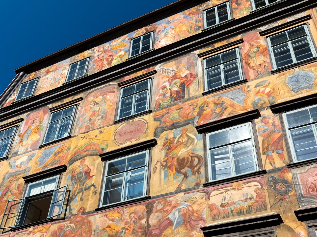 Gemaltes Haus (Herzogshof) in Graz mit detailreicher Fassadenmalerei in der Altstadt