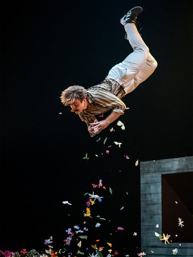 Artistischer Sprung beim Cirque Noel Graz | © Emmanuel Burrie