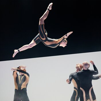 Cirque Noël Graz – Acrobatics for the Christmas Season | © RAYNAUD DE LAGE Christophe | Andy Phillipson