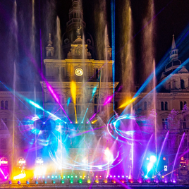Bunte Licht- und Wassershow vor dem Rathaus beim Silvesterspektakel am Grazer Hauptplatz