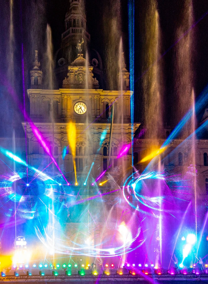 Bunte Licht- und Wassershow vor dem Rathaus beim Silvesterspektakel am Grazer Hauptplatz