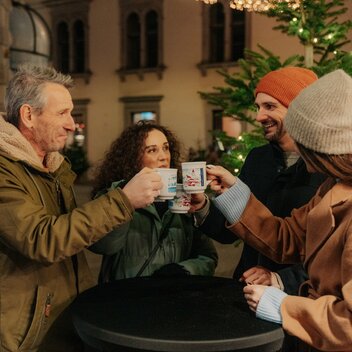 Brindisi con vin brulé al mercatino di Natale di Graz | © Region Graz | studio draussen