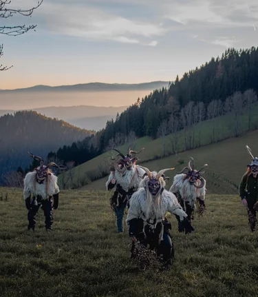 Wilde Geister der Gleinalm – Perchtenzug im Abendlicht | © Übelbacher Gleinalmpass | Übelbacher Gleinalmpass