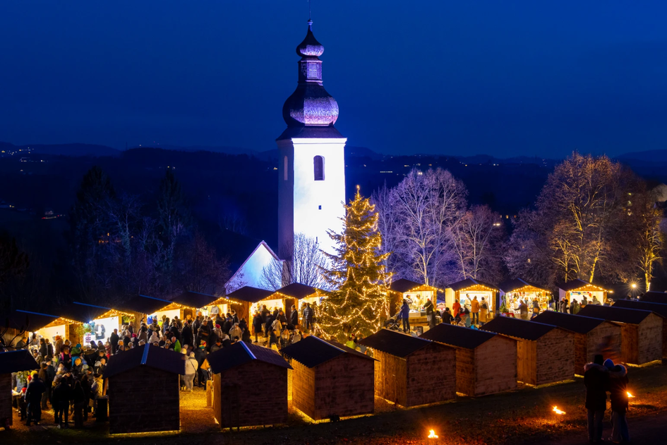 Bartholomäer Advent mit beleuchtetem Weihnachtsmarkt und Kirche | © Region Graz | Harry Schiffer