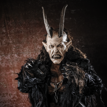Furchteinflößender Krampus mit Hörnern und Ketten | © Croce und WIR | Croce & WIR