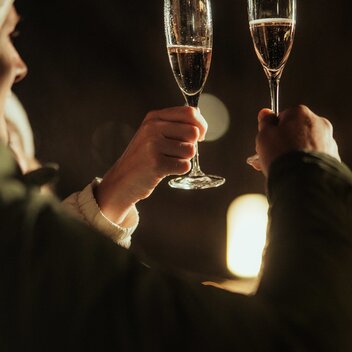 Toast with Sparkling Wine on New Year’s Eve in Graz | © Graz Region | studio draussen
