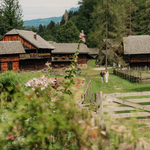 Zwei Personen spazieren durch das Freilichtmuseum Stübing mit historischen Bauernhäusern
