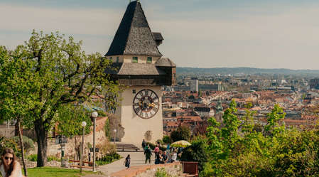 Frühling am Grazer Uhrturm mit Stadtblick genießen | © Region Graz | studio draussen