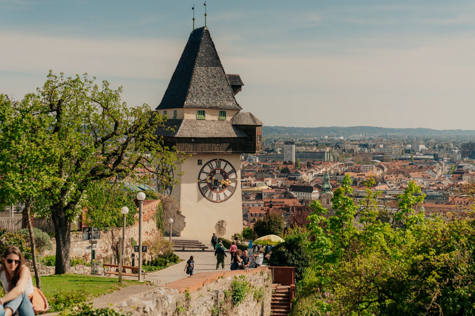 Enjoying spring at Graz Clock Tower with city view | © Graz Region | studio draussen