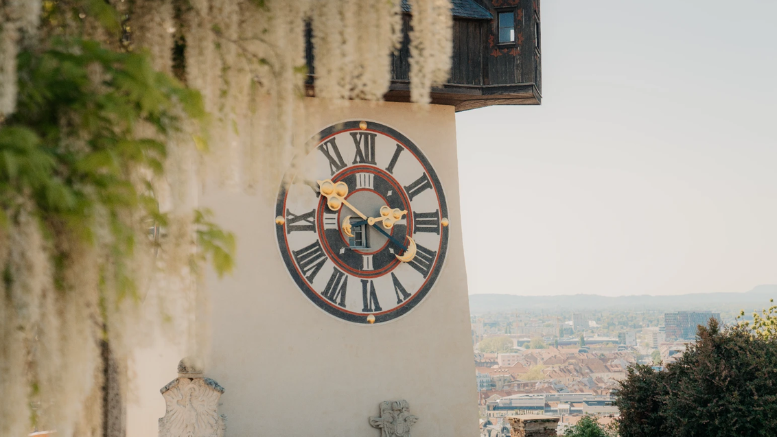 Graz Clock Tower in spring atmosphere on Schlossberg | © Graz Region | studio draussen