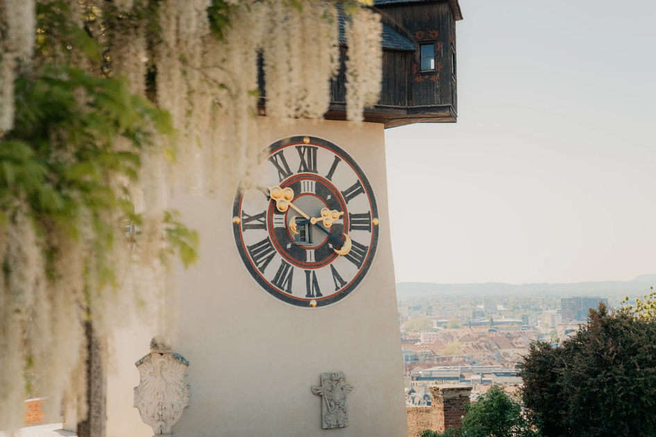Graz Clock Tower in spring atmosphere on Schlossberg | © Graz Region | studio draussen