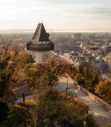Herbstlicher Ausblick vom Schlossberg Graz mit Uhrturm | © Region Graz | studio draussen