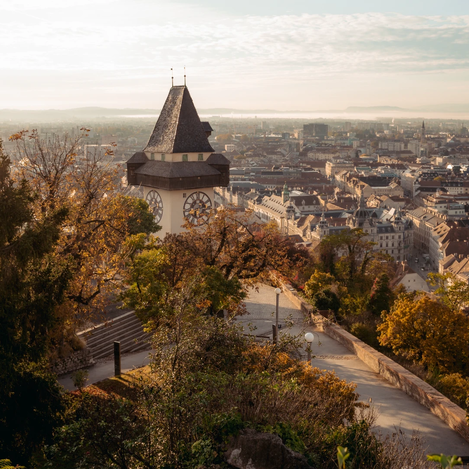 Herbstlicher Ausblick vom Schlossberg Graz mit Uhrturm | © Region Graz | studio draussen