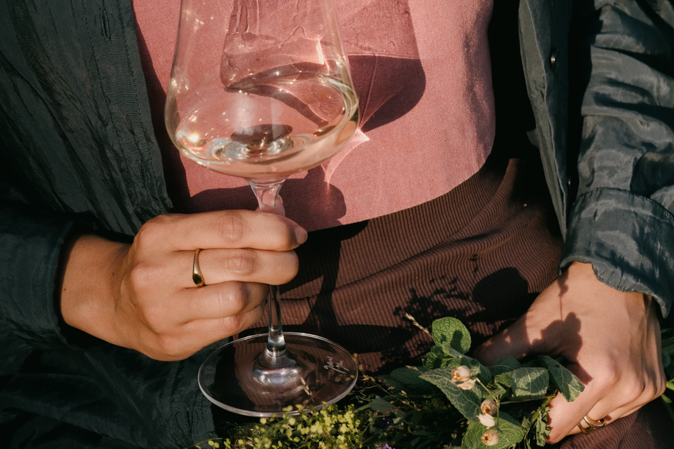 A Glass of White Wine in Sunlight | © Graz Region | studio draussen
