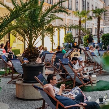Liegestühle, kühle Drinks und entspannte Atmosphäre im Viertel 4. | © Viertel 4 | Jack Coleman