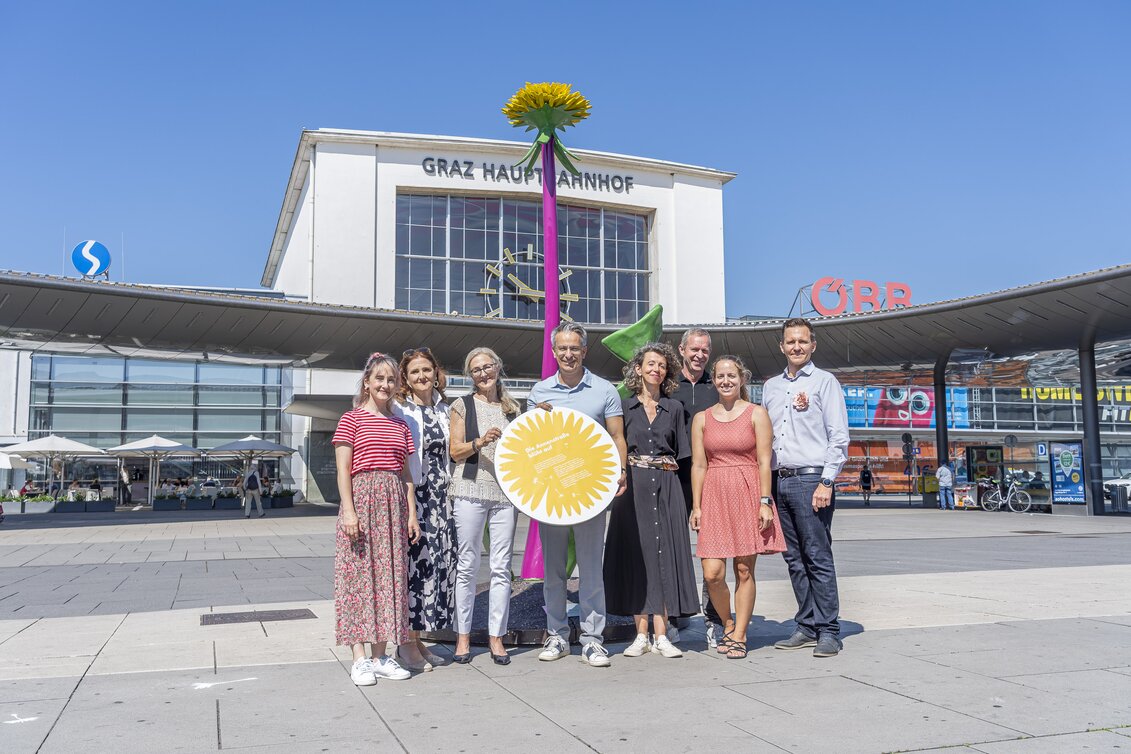 Löwenzahn von Thomas Stimm am Hauptbahnhof - von links Susanne Haubenhofer (GF Erlebnisregion Graz), Andrea Keimel (Wirtschaftsabteilung Stadt Graz), Stadtrat Kurt Hohensinner, Katrin Bucher Trantow (Kunsthaus Graz), Dieter Hardt-Stremayr (GF Graz Tourismus), Marko Mele (GF Universalmuseum Joanneum) und zwei Vertreterinnen der Firma look!design | © Stadt Graz | Foto Fischer