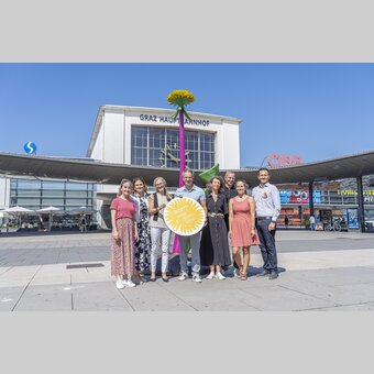 Löwenzahn von Thomas Stimm am Hauptbahnhof - von links Susanne Haubenhofer (GF Erlebnisregion Graz), Andrea Keimel (Wirtschaftsabteilung Stadt Graz), Stadtrat Kurt Hohensinner, Katrin Bucher Trantow (Kunsthaus Graz), Dieter Hardt-Stremayr (GF Graz Tourismus), Marko Mele (GF Universalmuseum Joanneum) und zwei Vertreterinnen der Firma look!design | © Stadt Graz | Foto Fischer