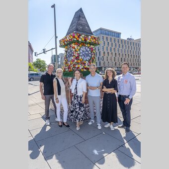Blühender Uhrturm - von links: Dieter Hardt Stremayr (GF Graz Tourismus), Andrea Keimel (Wirtschaftsabteilung Stadt Graz), Susanne Haubenhofer (GF Erlebnisregion Graz), Stadtrat Kurt Hohensinner, Katrin Bucher Trantow (Kunsthaus Graz), Marko Mele (GF Universalmuseum Joanneum) | © Stadt Graz | Foto Fischer