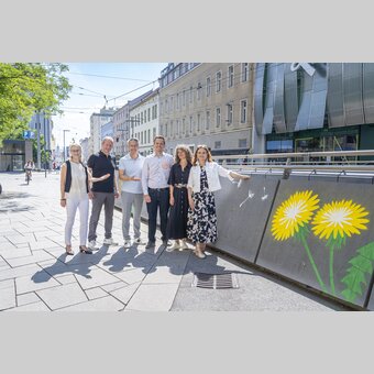 AnnenBlüte 2026 - von links: Andrea Keimel (Wirtschaftsabteilung Stadt Graz), Dieter Hardt-Stremayr (GF Graz Tourismus), Stadtrat Kurt Hohensinner, Marko Mele (GF Universalmuseum Joanneum), Katrin Bucher Trantow (Kunsthaus Graz), Susanne Haubenhofer (GF Erlebnisregion Graz) | © Stadt Graz | Foto Fischer