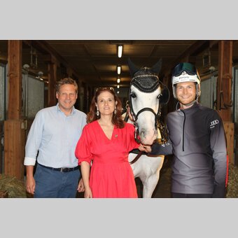 Thomas Apfelthaler (Finanzreferent Erlebnisregion Graz), Susanne Haubenhofer (GF Erlebnisregion Graz), Arvid Auner mit Lipizzaner | © Region Graz | Rene Lederer