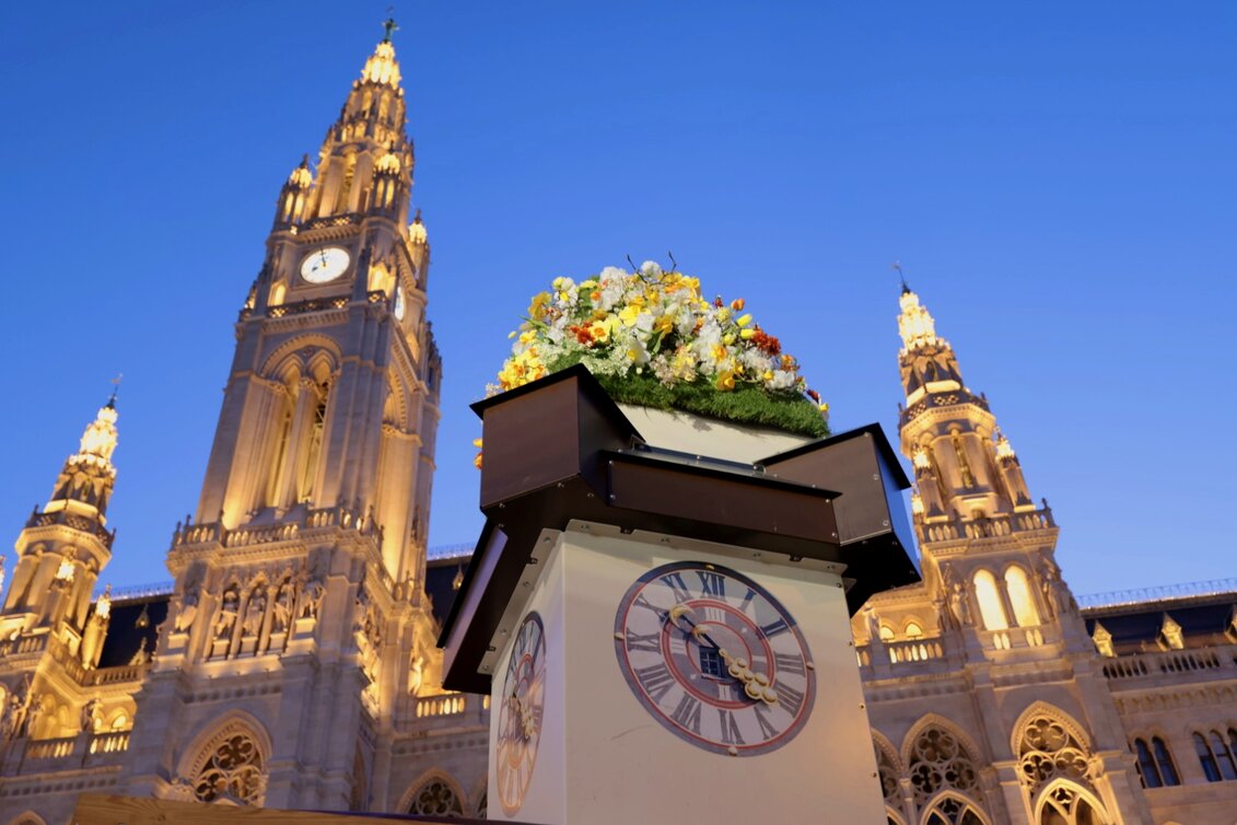 Der Uhrturm vor dem Wiener Rathaus begibt sich in die Nachtruhe | © Region Graz | Harry Schiffer