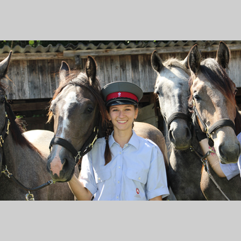 Lipizzaner und Gestütsmitarbeiterin in der Steiermark | © Kleine Zeitung | Robert Cescutti