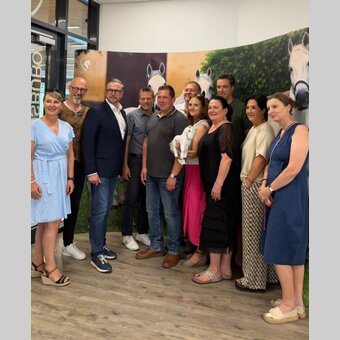 Partner Lipizzaner-Almabtrieb v.l.n.r.: v.l.n.r.: Claudia Nöres-Neuherz (Amtsleitung Maria Lankowitz), Bernd Mara (Bgm. Maria Lankowitz), Helmut Linhart (Bgm. Köflach), Thomas Apfelthaler (Finanzreferent Erlebnisregion Graz), Matthias Hiebler (Bauernbund Maria Lankowitz), Oliver Pink (Pferdefilmfestival Lipizzania), Susanne Haubenhofer (GF Erlebnisregion Graz), Thomas Brandner (Fa. Innoprojekt), Andrea Wagner (Lipizzanergestüt Piber), Linda Peissl (Büro Köflach Erlebnisregion Graz), Ulrike Janach (Kunsthaus Köflach) | © Region Graz