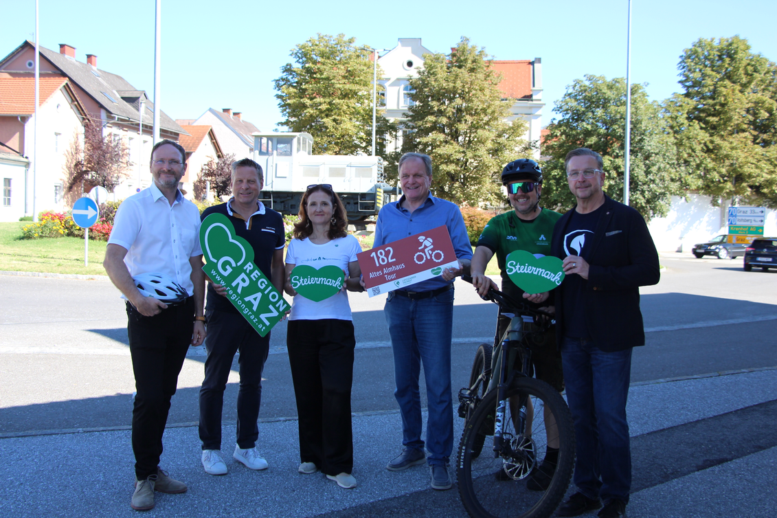 Bernd Gratzer (BM Kainach), Thomas Apfelthaler (Finanzreferent Erlebnisregion Graz), Susanne Haubenhofer (GF Erlebnisregion Graz), Erwin Dirnberger (LEADER Obmann), Michael Feiertag (GF Steirische Tourismus und Standortmarketing GmbH), Helmut Linhart (BM Köflach) | © Region Graz | Vanessa Züttl