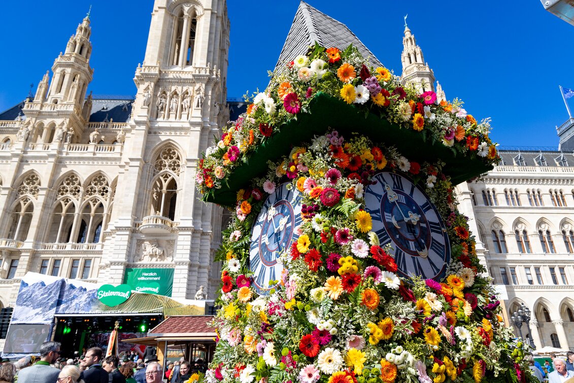 Blumengeschmückter Uhrturm beim Steiermark Frühling | © Region Graz | Harry Schiffer