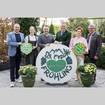 PK Steiermark Frühling von links: Daniel Berchthaller (GF Reiteralm Bergbahnen), Isabella Painhapp (GF Erlebnisregion Murtal), Michael Feiertag (GF STG), Landeshauptmann Mario Kunsasek, Susanne Haubenhofer (GF Erlebnisregion Graz), Josef Rieberer (geschäftsführender Vorstand Brauerei Murau)  | © STG | Erwin Scheriau