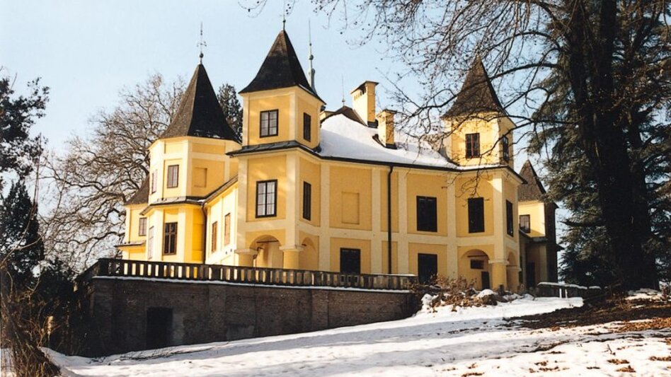 Blick auf das Klingensteiner Achteckstadl in Vasoldsberg