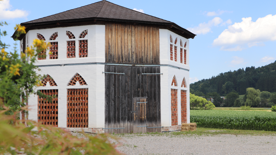 Blick auf das Klingensteiner Achteckstadl in Vasoldsberg