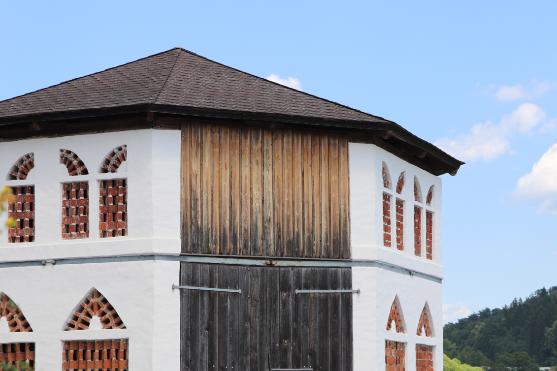 Blick auf das Klingensteiner Achteckstadl in Vasoldsberg