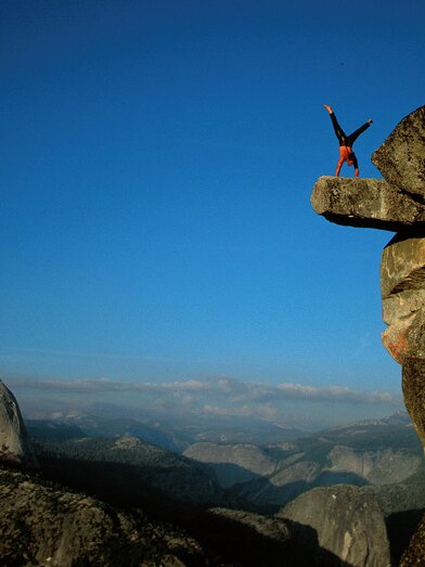 Alexander Huber im Handstand im Yosemite NP | © Max Reichel